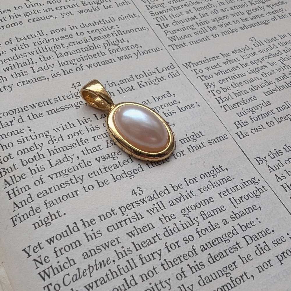 Elegant Gold and Faux Pearl Pendant